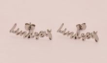 Load image into Gallery viewer, Name Earrings with Women Name Lindsey

