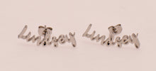 Load image into Gallery viewer, Name Earrings with Women Name Lindsey
