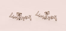 Load image into Gallery viewer, Name Earrings with Women Name Lindsey
